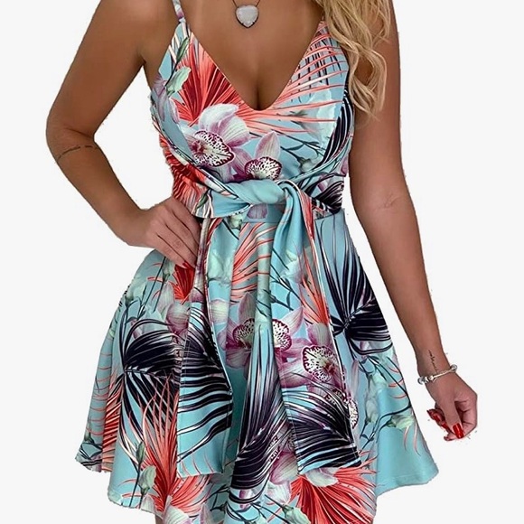 Dresses & Skirts - NWT Super Cute & Summery Dress